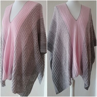 Gehäkelter Damenponcho in Rosé und Grau mit V-Ausschnitt auf einer Schneiderpuppe