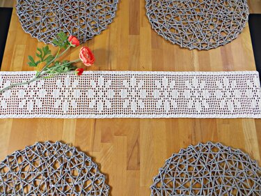Häkelanleitung für Tischband 'Blumen'