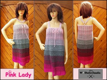 Mannequin trägt gehäkeltes Trägerkleid mit Rosa‑Grau‑Burgund Farbverlauf