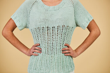 Gestrickter mintgrüner Kurzarm-Pullover mit Rundhalsausschnitt und vertikalem Lochmuster