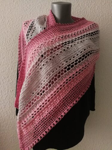 Gehäkelter Dreiecksschal in Rosé‑Weiß mit Lochmuster auf Schaufensterpuppe