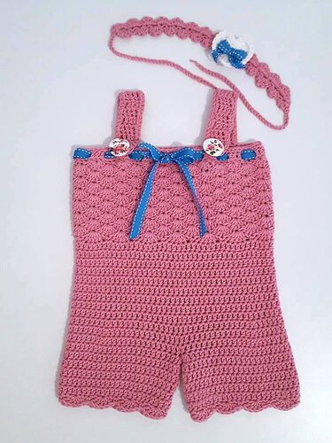 rosa gehäkelter Baby-Overall mit Trägern und passendem Stirnband
