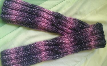 Zwei gestrickte Beinstulpen, violett-rosa meliert, mit breitem Rippenmuster