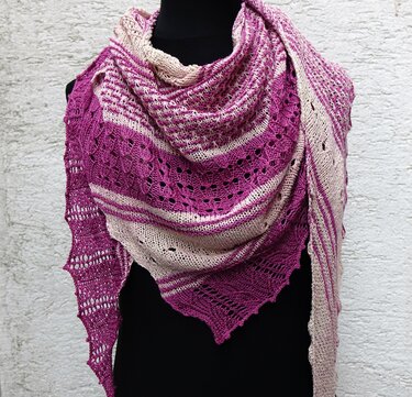 Zweifarbiges gestricktes Dreieckstuch mit Streifen- und Lochmuster