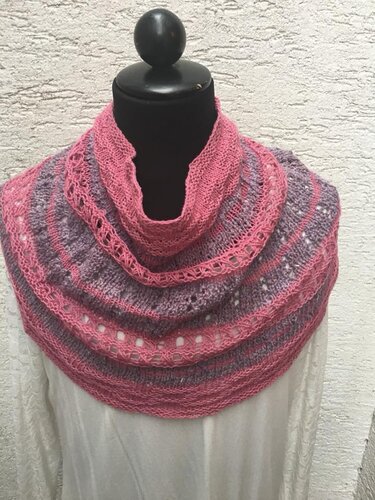 Runder gestrickter Kragenschal in Rosa und Lila mit Lochreihen auf schwarzer Büste