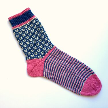 Gestrickte Damensocke in Pink, Dunkelblau und Creme mit gestreiftem Fuß und gemustertem Schaft