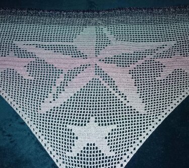 Weißes dreieckiges Filethäkel-Tuch mit großem Stern oben und kleinem Stern unten auf dunklem Hintergrund