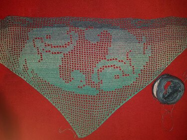 Gehäkeltes Dreieckstuch mit zwei Elefanten als Motiv, grünes Verlaufsgarn auf rotem Untergrund