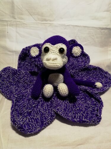 Lila-weißes gehäkeltes Schmusetuch mit Affen-Amigurumi