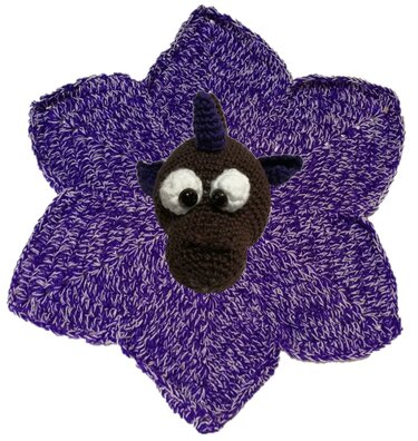 Gehäkeltes sternförmiges Baby-Schmusetuch lila-weiß mit braunem Amigurumi-Kopf