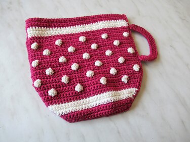 Gehäkelter Topflappen in Pink mit weißen Noppen und Aufhängeschlaufe