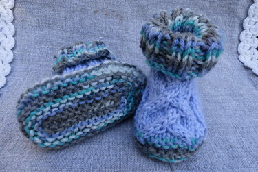 Gestrickte Babyschuhe - Booties - Bild 3
