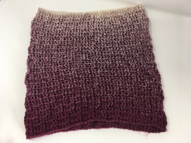 Gehäkelter Loop-Schal mit Ombré-Farbverlauf von Beige zu Burgunderrot