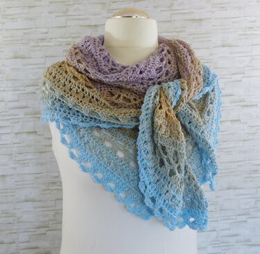 Gehäkeltes Dreieckstuch in Pastellfarben mit Spitzenmuster auf Mannequin