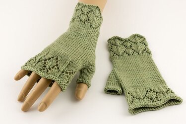 Strickanleitung Leah Set (Mütze, Tuch, Stulpen) mit schönem Lochmuster - Bild 10