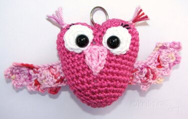 Rosa gehäkelter Amigurumi-Eulen-Schlüsselanhänger mit weißen Augen und Metallring