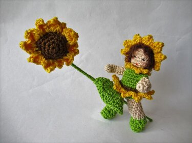 Gehäkelte Amigurumi-Sonnenblumenpuppe mit separater großer Sonnenblume