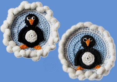 Zwei gehäkelte Pinguine auf hellblauem Kreis mit weißem, gewelltem Rand