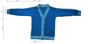 Blaue gestrickte Damenjacke mit hellblauem Muster an Kragen, Knopfleiste und Bündchen, flach liegend