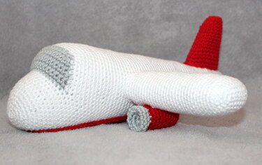 Crochet an Airplane – a White and Red Plane with Engines (EN & DE) - Image 4