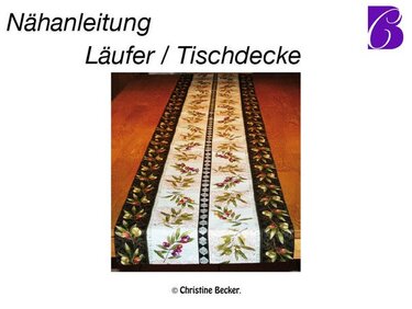 Tischläufer-Design mit parallelen Stoffstreifen, hellen Mittelpaneelen und dunkler Blattbordüre auf Holztisch