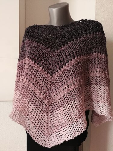 Gehäkelter Damenponcho auf Mannequin, Ombré von Dunkelgrau zu Rosa mit V-Muster