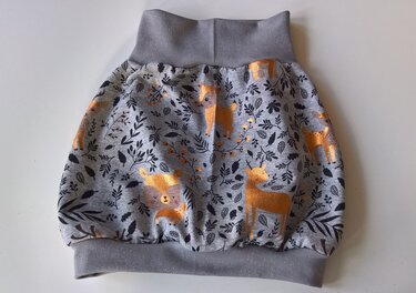 Grauer Kinder-Pumprock mit goldenen Rehen und Blattmotiven