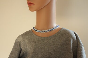 Mannequin mit zartem hellblauem Häkelchoker und blauen Perlen