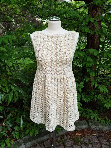 Cremefarbenes ärmelloses Häkelkleid in A‑Linie auf Schneiderpuppe