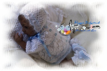 Weißes gestricktes Babyset mit Kapuze und hellblauer Schleife