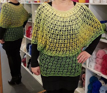 Gehäkelte Tunika mit offenem Lochmuster und Ombre-Farbverlauf von Gelb zu Grün über schwarzem Unterteil