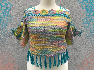 Farbenfrohes gehäkeltes Boho-Top mit schulterfreiem Schnitt, floraler Bordüre und Fransen