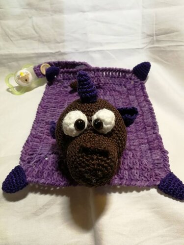 Handgehäkeltes lila Schmusetuch mit braunem gehäkeltem Tierkopf und Schnullerhalter