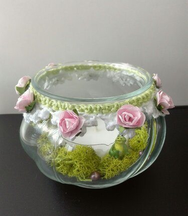 Glas-Windlicht mit gehäkelter Bordüre, rosa Rosen, grünem Moos und kleiner Froschfigur