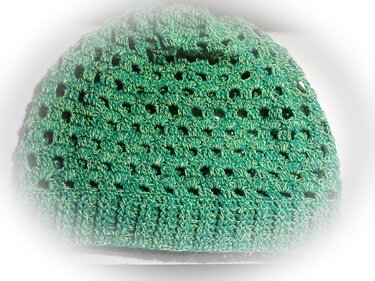 Grüne gehäkelte Mütze mit Lochmuster und geripptem Bund, Nahaufnahme