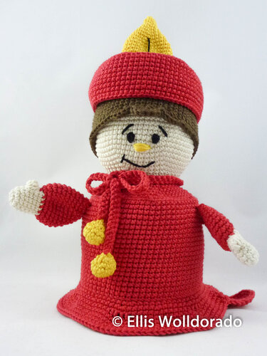 Rote gehäkelte Amigurumi-Puppe mit Kerzenhut und gelben Bommeln