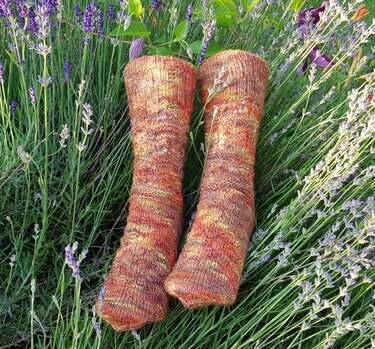 Handgestrickte Damensocken in Rost- und Gelbtönen auf Lavendel