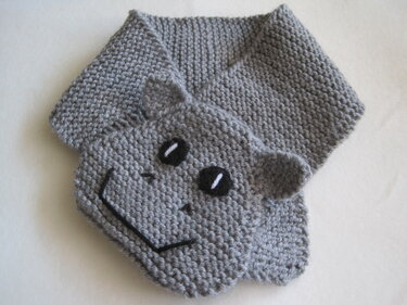 Gestricktes Babyhalstuch kraus rechts mit Tierohren