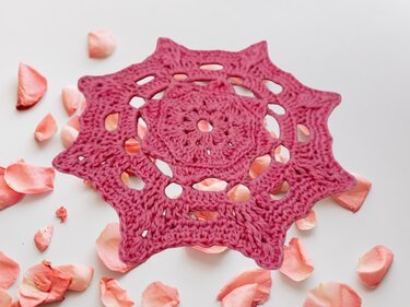 Häkelanleitung: Wunderschönes Deckchen "Matto" für dein Zuhause