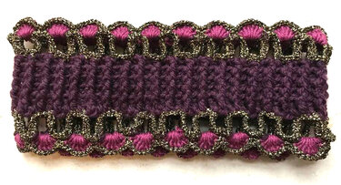 Gehäkeltes dunkelviolettes Stirnband mit pinken Schlaufen und metallisch schimmernder Einfassung