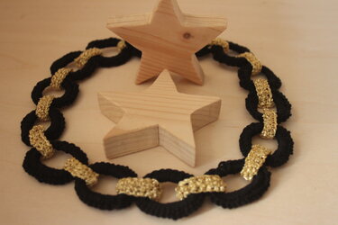 Häkelanleitung festive Kette Häkelkette in Gold und Schwarz - Bild 2
