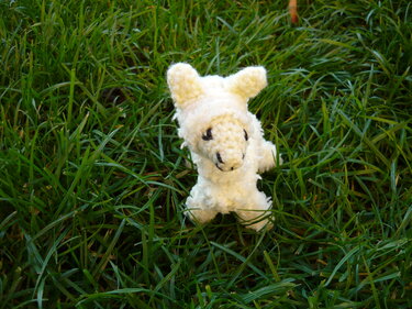 Kleines weißes Amigurumi-Alpaka, geeignet als Schlüsselanhänger-Inspiration
