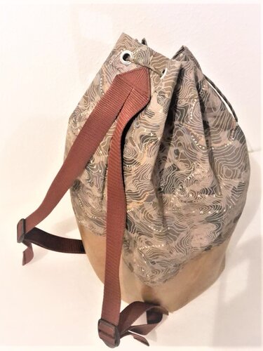 Kordelrucksack mit topographischem Print, Metallösen und hellbraunem Lederoptik-Boden