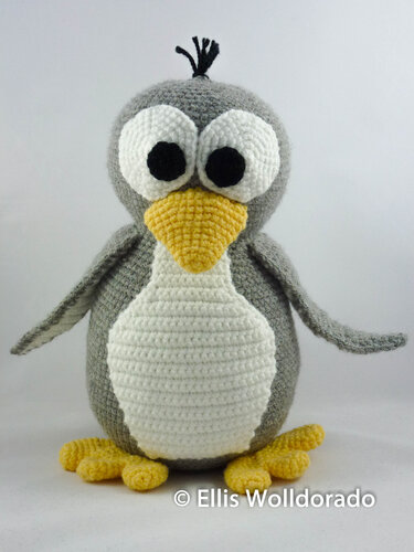 Pinguin Sven mit Käppi und Fischkette, Häkelanleitung