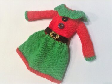 Gestricktes Puppenkleid rot und grün mit Rüschenkragen, Knöpfen und schwarzem Gürtel