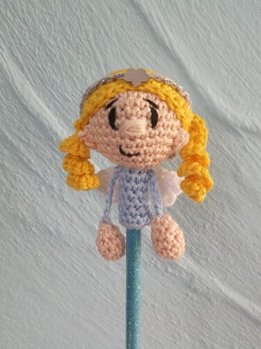 Gehäkelter Engel mit gelben Locken, Stern im Haarreif und hellblauem Gewand auf glitzerndem Stab