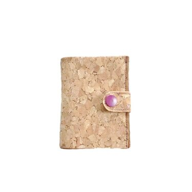 Kleines Kartenetui aus hellem Kork mit Klappe und rosa Druckknopf