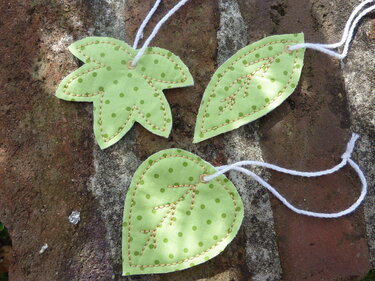 HerbstLaub -Stickdatei - Anhänger 10x10 - Sticken