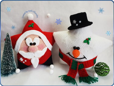 Gehäkelte Sternkissen mit Weihnachtsmotiven: roter Santa mit Bart und weißer Schneemann mit schwarzem Hut