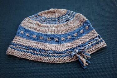 Gestrickte Kinder-Mütze blau-rosa mit Streifen und Zierknoten